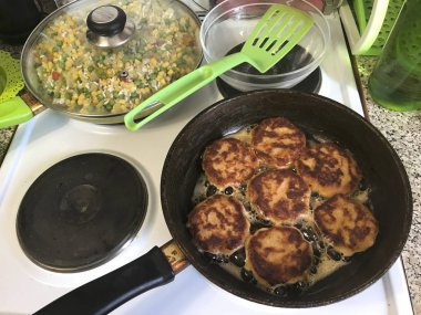 Plaka üzerinde somon et ve sebze rice ile Beşamel sos hazırlanır.