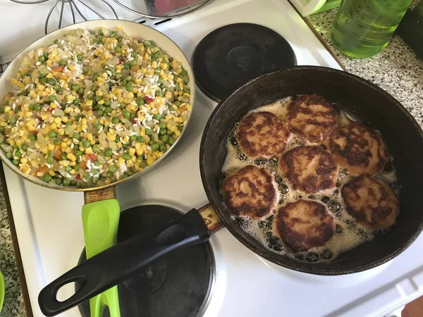 Sul piatto sono cotolette preparate da carne di salmone e verdure con riso . — Foto Stock