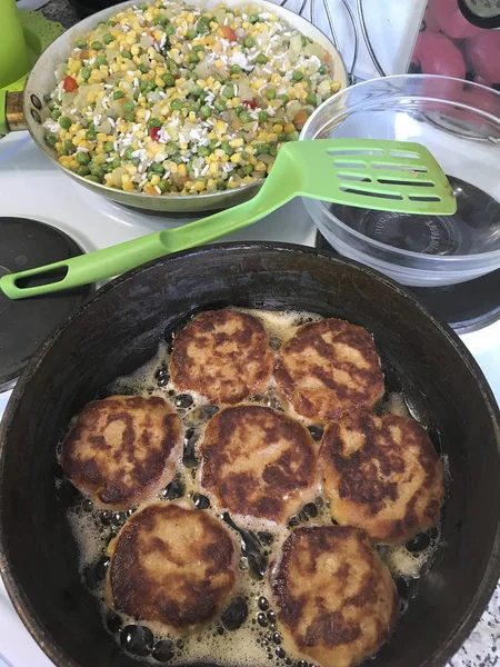 접시에 연어 고기를 쌀과 함께 야채 cutlets 준비가. — 스톡 사진