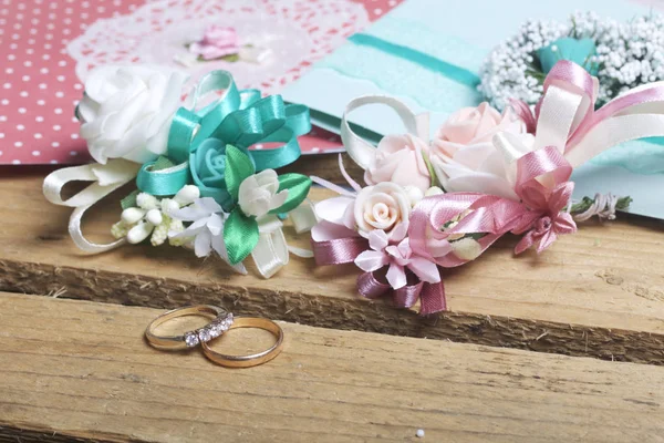 Esküvői dekoráció. Iinvitation kártya, Boutonniere a vőlegény és a menyasszony és a jegygyűrűt, feküdjön egy fadobozban. — Stock Fotó