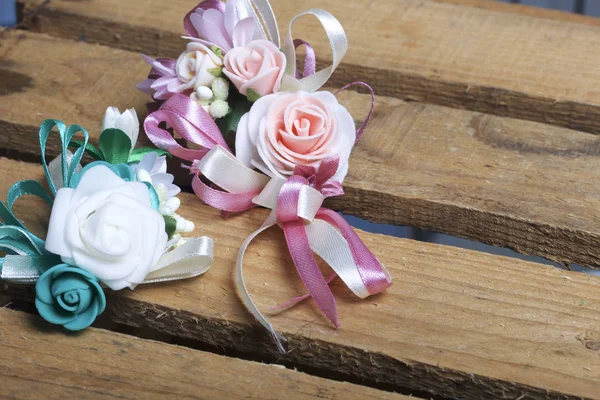 Decoração de casamento. Boutonniere noivo com a noiva, deite-se em uma caixa de madeira . — Fotografia de Stock