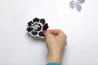 Kız kendinden yapışkanlı kağıt beyaz kapı kusurları gizlemek için öğelerden uygunbir tutkallar.