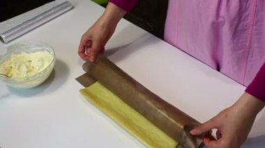 Bir kadın bir bisküvi pasta izlerken. Bisküvi rulo hazırlanması. Hazırlık aşamaları