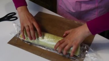 Bir taze rulo plastik bir şal böylece süreceği bir kadın tamamladı ve şekli soaks. Bisküvi rulo hazırlanması. Hazırlık aşamaları.