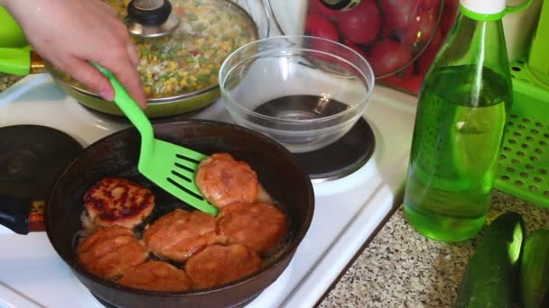 女人把肉饼从三文鱼肉中翻出来 炸成煎锅 — 图库视频影像
