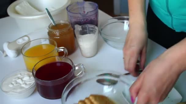 Femme Commence Cuisiner Dessert Sur Table Sont Les Ingrédients — Video