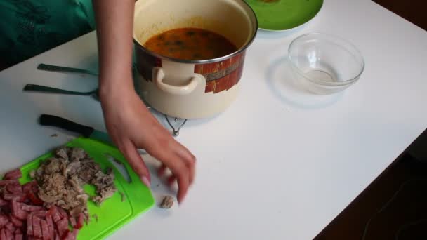 Жінка Варене Ясо Ясний Бульйон Суп Солоний Інгредієнти Приготування Їжі — стокове відео