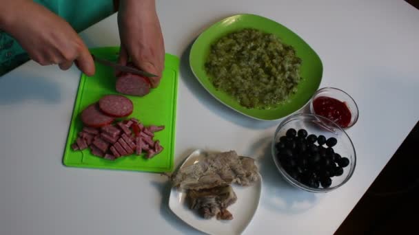 Vrouw Snijdt Worst Stukken Soep Saltwort Ingrediënten Voor Het Koken — Stockvideo