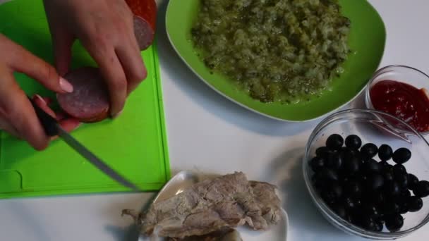 Vrouw Snijdt Worst Stukken Soep Saltwort Ingrediënten Voor Het Koken — Stockvideo