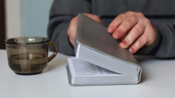 Öffnet Der Mann Die Bibel Auf Dem Linken Lesezeichen Und — Stockvideo