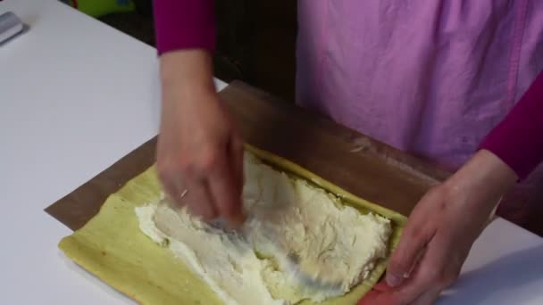 Una Mujer Está Esparciendo Crema Bizcocho Preparación Rollos Galletas Etapas — Vídeo de stock