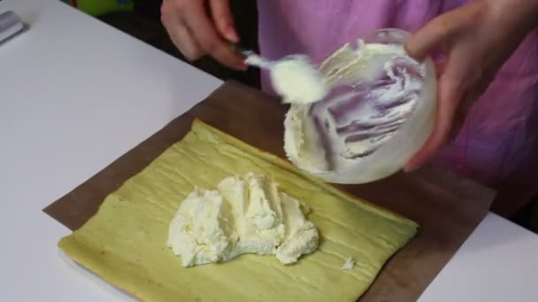 一个女人在一块海绵蛋糕上涂奶油 饼干卷的准备 准备阶段 — 图库视频影像