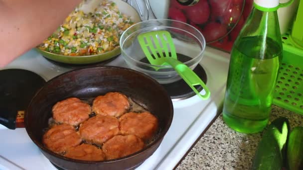 Una Mujer Vierte Una Mezcla Verduras Una Sartén Para Cocinar — Vídeo de stock