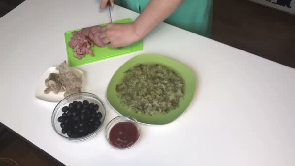 Μια Γυναίκα Ετοιμάζει Ένα Πιάτο Για Δείπνο Saltwort Σούπα Συστατικά — Αρχείο Βίντεο