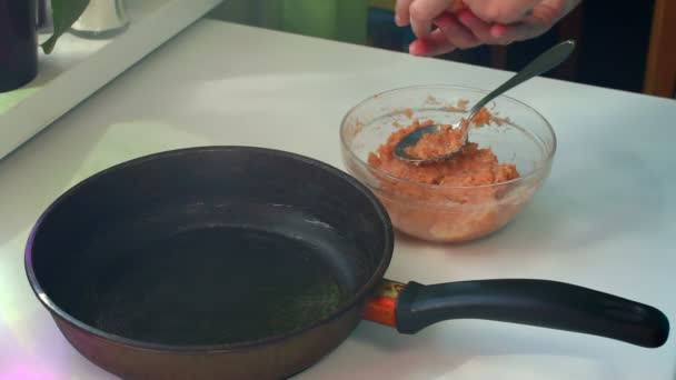 Uma Mulher Está Preparando Costeletas Carne Salmão Faz Costeletas Tarugos — Vídeo de Stock