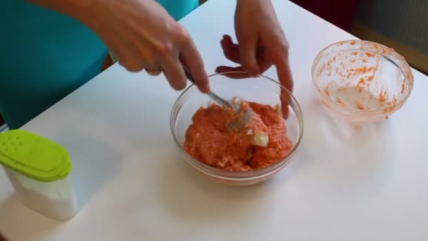 女性は 鮭からひき肉を調理されています ミックス卵容器に鮭の肉をみじん切りし パンを粉砕 — ストック動画