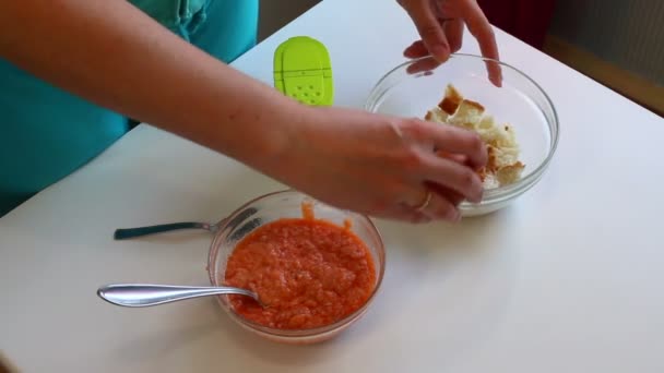 Een Vrouw Het Koken Van Gehakt Vlees Van Zalm Voegt — Stockvideo