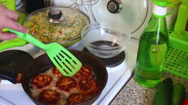 Vrouw Wordt Verwijderd Uit Koekenpan Klaar Schnitzels Met Zalm Vlees — Stockvideo