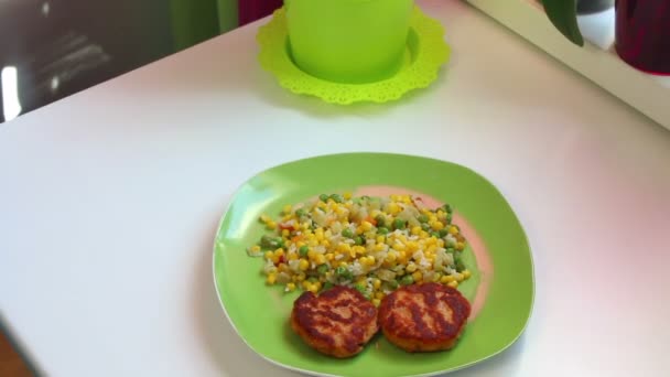 Uma Mulher Põe Mesa Prato Pronto Costeletas Fritas Carne Salmão — Vídeo de Stock