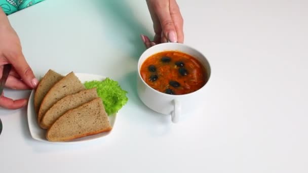 Una Mujer Pone Sobre Mesa Plato Preparado Sopa Salitre Ingredientes — Vídeos de Stock