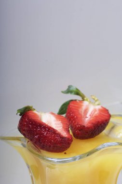 Çilek ile dekore edilmiş çanak çömlek, jöle.