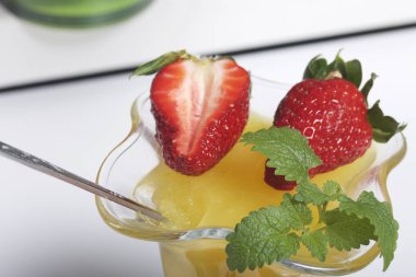 Çilek ve nane ile dekore edilmiş çanak çömlek, jöle.