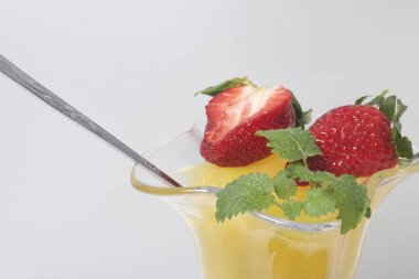 Çilek ve nane ile dekore edilmiş çanak çömlek, jöle.