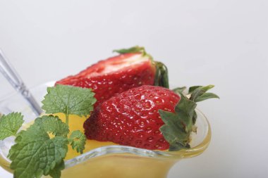 Çilek ve nane ile dekore edilmiş çanak çömlek, jöle.