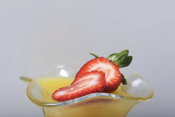 Jelly in de servies, gedecoreerd met aardbeien. — Stockfoto