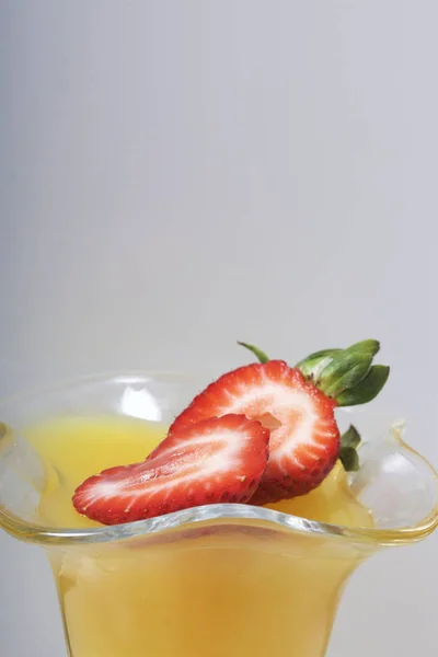 Jelly in de servies, gedecoreerd met aardbeien. — Stockfoto