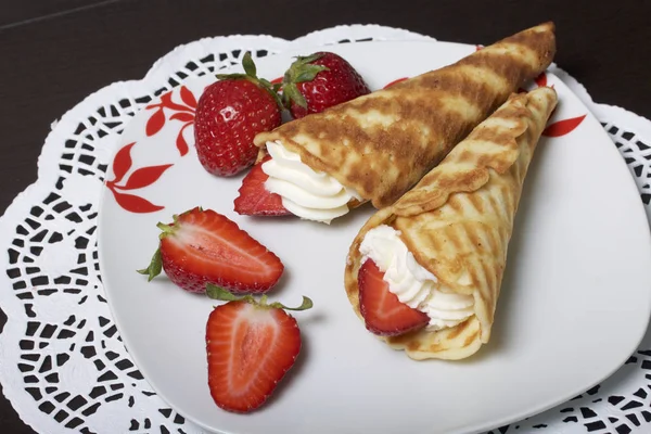 Waffle horns with cream, decorated with strawberries. — Stock Photo, Image