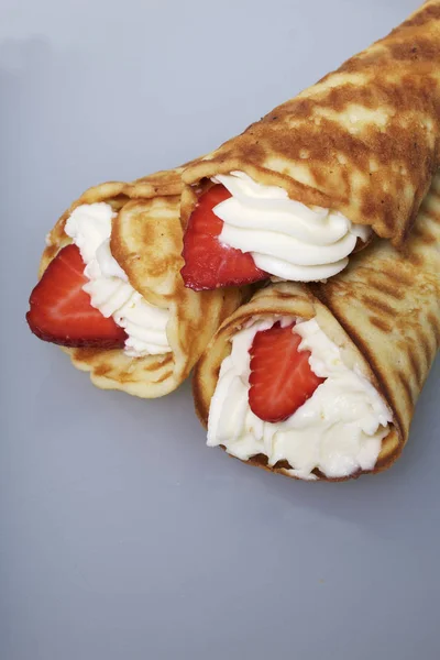 Chifres de waffle com creme, decorados com morangos . — Fotografia de Stock