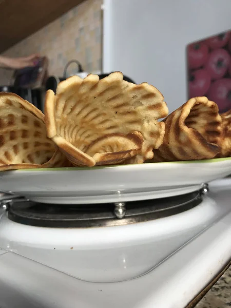 Hornear cuernos de waffle para llenarlos con crema y fresas . —  Fotos de Stock