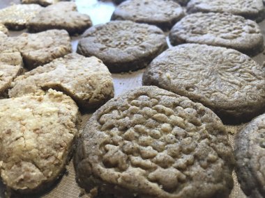 Bir fırın tepsisine susam ile kurabiye kurabiye. Aşağı soğur sonra fırın.