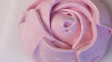 Masanın yüzeyine bir gül şeklinde ev yapımı şekerlemeler yayıldı. Yukarıdan yakın çekim..