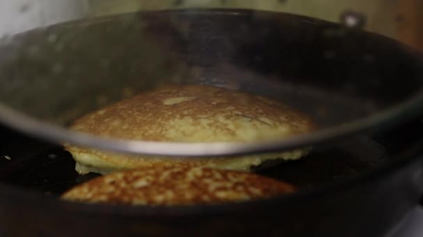 Woman fries potato pancakes with minced meat. Removes the lid from the pan and removes the finished pancake with a spatula. — Stock Video