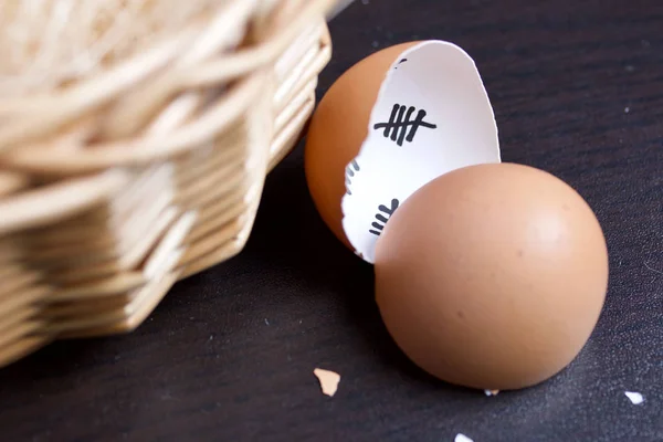 Κομμένο κέλυφος αυγού. Σηματοδοτεί τις μέρες που πέρασαν. Δίπλα στο καλάθι με τα αυγά. Εκκόλαψη κοτόπουλου. — Φωτογραφία Αρχείου