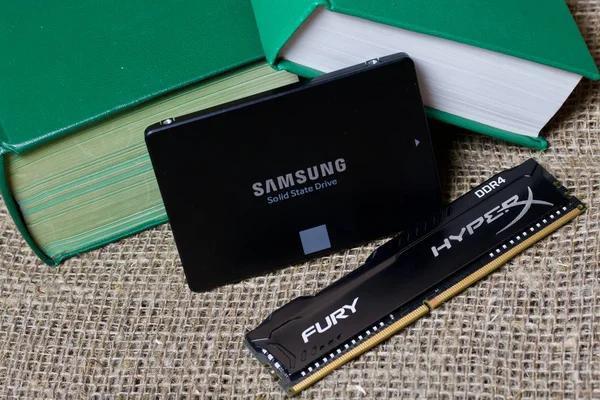 MINSK, BELARUS - 25 NOVEMBRE 2019: Samsung 860 Evo 500GB SSD Hard Disk. Vicino RAM Bar HyperX Fury 8GB DDR4 . — Foto Stock