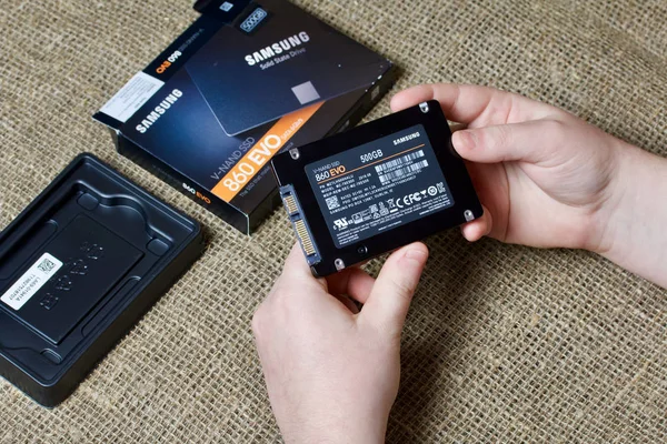 Minsk, Belarus - 25 Kasım 2019: Bir adam Samsung 860 Evo 500gb Ssd Hard Disk paketini çıkardı.