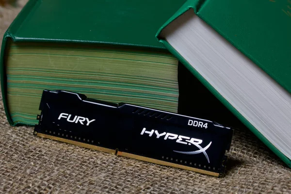 MINSK, BELARUS - 25 NOVEMBRE 2019: RAM Bar HyperX Fury 8GB DDR4. Nelle vicinanze ci sono due libri spessi . — Foto Stock