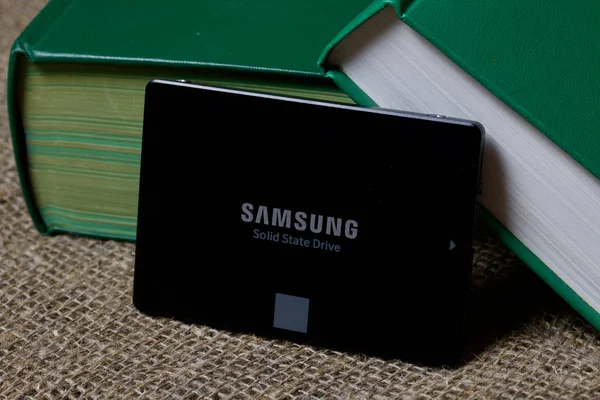 Minsk, Λευκορωσία - 25 Νοεμβρίου 2019: Samsung 860 Evo 500gb Ssd Hard Drive. Κοντά είναι δύο χοντρά βιβλία.. — Φωτογραφία Αρχείου