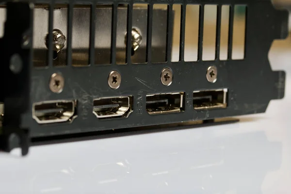 MINSK, BELARUS - 25 NOVEMBRE 2019: Un uomo apre il pacchetto con la scheda grafica ROG Strix GeForce GTX 1660 Ti Advanced Edition 6GB. Le porte del dispositivo sono visibili . — Foto Stock