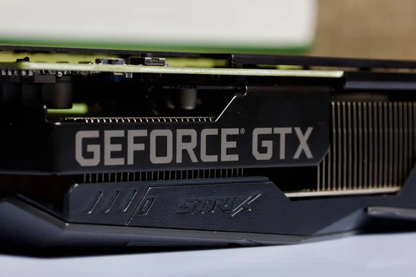 MINSK, BELARUS - 25 NOVEMBRE 2019: Un uomo apre il pacchetto con la scheda grafica ROG Strix GeForce GTX 1660 Ti Advanced Edition 6GB. La marcatura del dispositivo è visibile . — Foto Stock