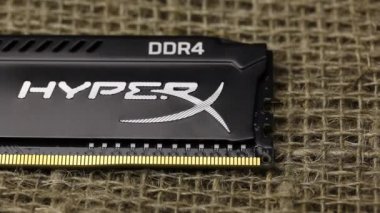 Minsk, Belarus - 25 Kasım 2019: Hyperx Fury 8gb Ddr4 Ram. Kaba bir keten kumaşın üzerinde yatıyor. Yakın plan.