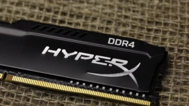 Minsk, Belarus - 25 Kasım 2019: Hyperx Fury 8gb Ddr4 Ram. Kaba bir keten kumaşın üzerinde yatıyor. Yakın plan..