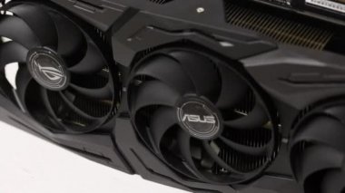 Minsk, Belarus - 25 Kasım 2019: Rog Strix Geforce Gtx 1660 Ti Advanced Edition 6gb grafik kartı. Tahta bir kutuda yatıyor..