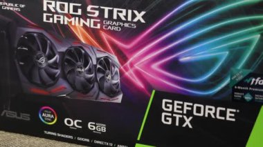 Minsk, Belarus - 25 Kasım 2019: Bir adam paketi Rog Strix Geforce Gtx 1660 Ti Advanced Edition 6gb grafik kartıyla açıyor. Orijinal ambalajda.