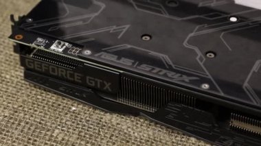 Minsk, Belarus - 25 Kasım 2019: Bir adam paketi Rog Strix Geforce Gtx 1660 Ti Advanced Edition 6gb grafik kartıyla açıyor. Aygıt işaretleme görünür.
