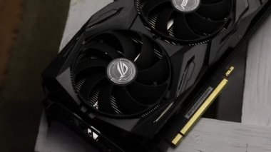 Minsk, Belarus - 25 Kasım 2019: Rog Strix Geforce Gtx 1660 Ti Advanced Edition 6gb grafik kartı. Tahta bir kutuda yatıyor. Cihazın soğutucularını görebilirsiniz.