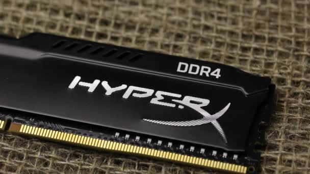 Minsk, Belarus - 25 Kasım 2019: Hyperx Fury 8gb Ddr4 Ram. Kaba bir keten kumaşın üzerinde yatıyor. Yakın plan.. — Stok video